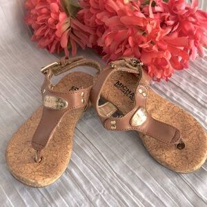 MICHAEL KORS Tilly Jane tan toddler girls SZ 6 w/gold MK logo plate thong